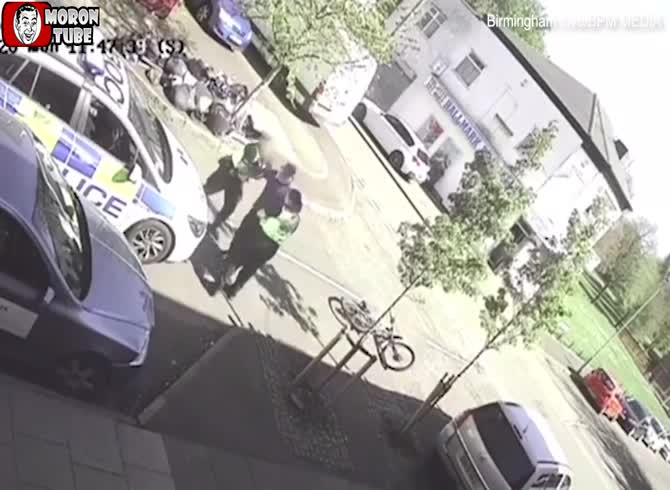 Video :2 police officers get angry with a cyclist and beat him during the 2020 lockdown
